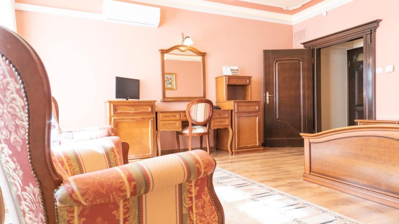 Hotel "Dworek Lesniczowka" Wodzisław Śląski 外观 照片